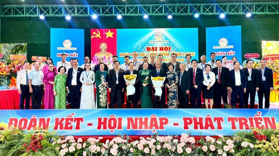 Los delegados se toman fotos de recuerdo con el Comite Ejecutivo de la Asociacion de Turismo de la provincia de Vinh Long para el mandato 2025-2030.