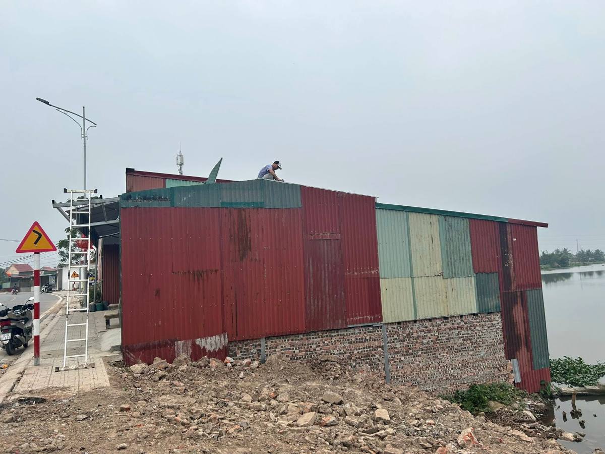 The project violates the irrigation safety corridor and traffic safety of the Sang River Basin. Photo: Kien Hai Commune - Hai Phong