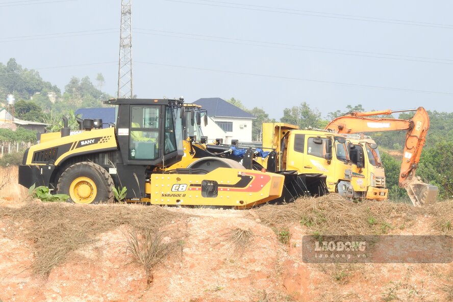 May moc, thiet bi da duoc tap ket. Anh: To Cong.