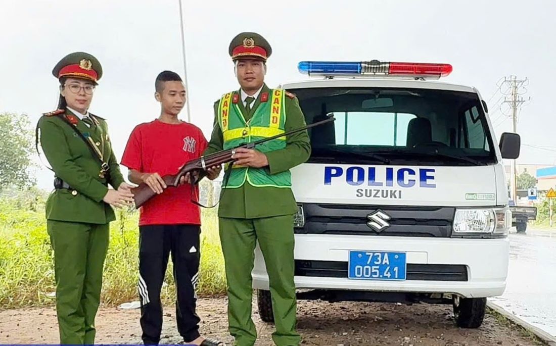 Công an phường Đồng Hới tiếp nhận khẩu súng do người dân giao nộp. Ảnh: Công an phường Đồng Hới