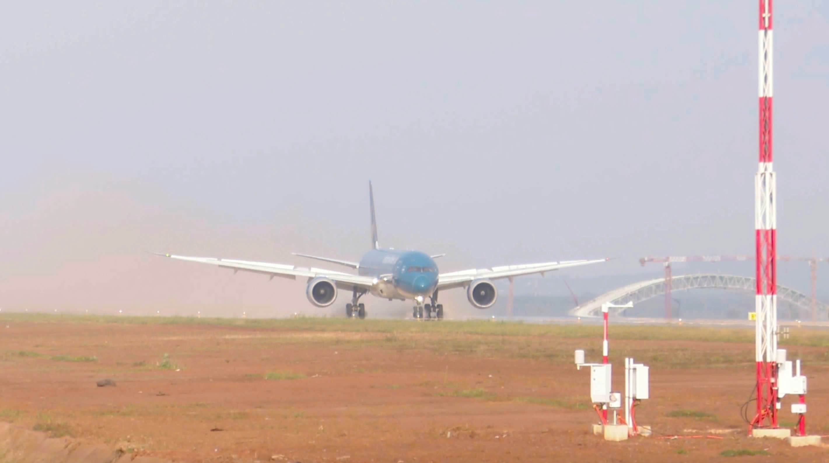 May bay Boeing 787-9 cua hang hang khong Quoc gia Viet Nam (Vietnam Airlines) ha canh xuong duong bang so 1 san bay Long Thanh ngay 15.12 trong chuyen bay ky thuat. Anh: HAC