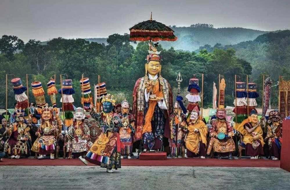 Nghi thuc mua Vu dieu 8 hoa than Lien Hoa Sinh. Anh: Drukpa Viet Nam