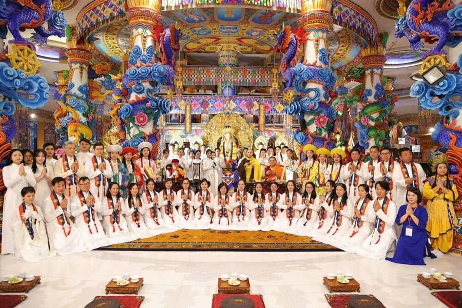 Duc Gyalwa Dokhampa and Vietnamese Buddhists at the great Mandala Tay Thien Monastery. Photo: Drukpa Vietnam