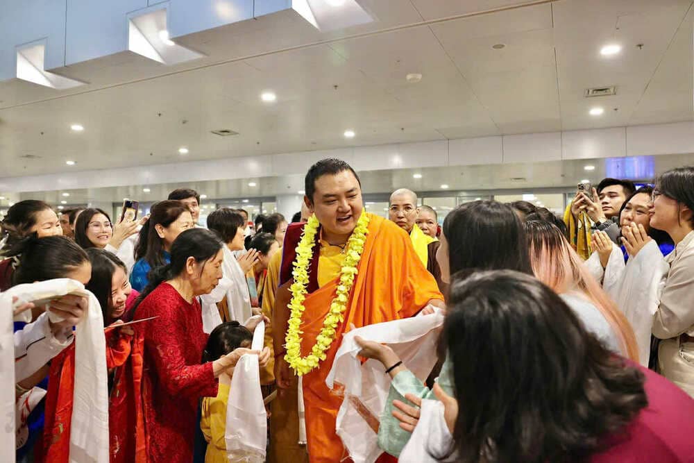 Phat tu Viet Nam cung don Duc Gyalwa Dokhampa va Tang doan tai Ha Noi. Anh: Drukpa Viet Nam