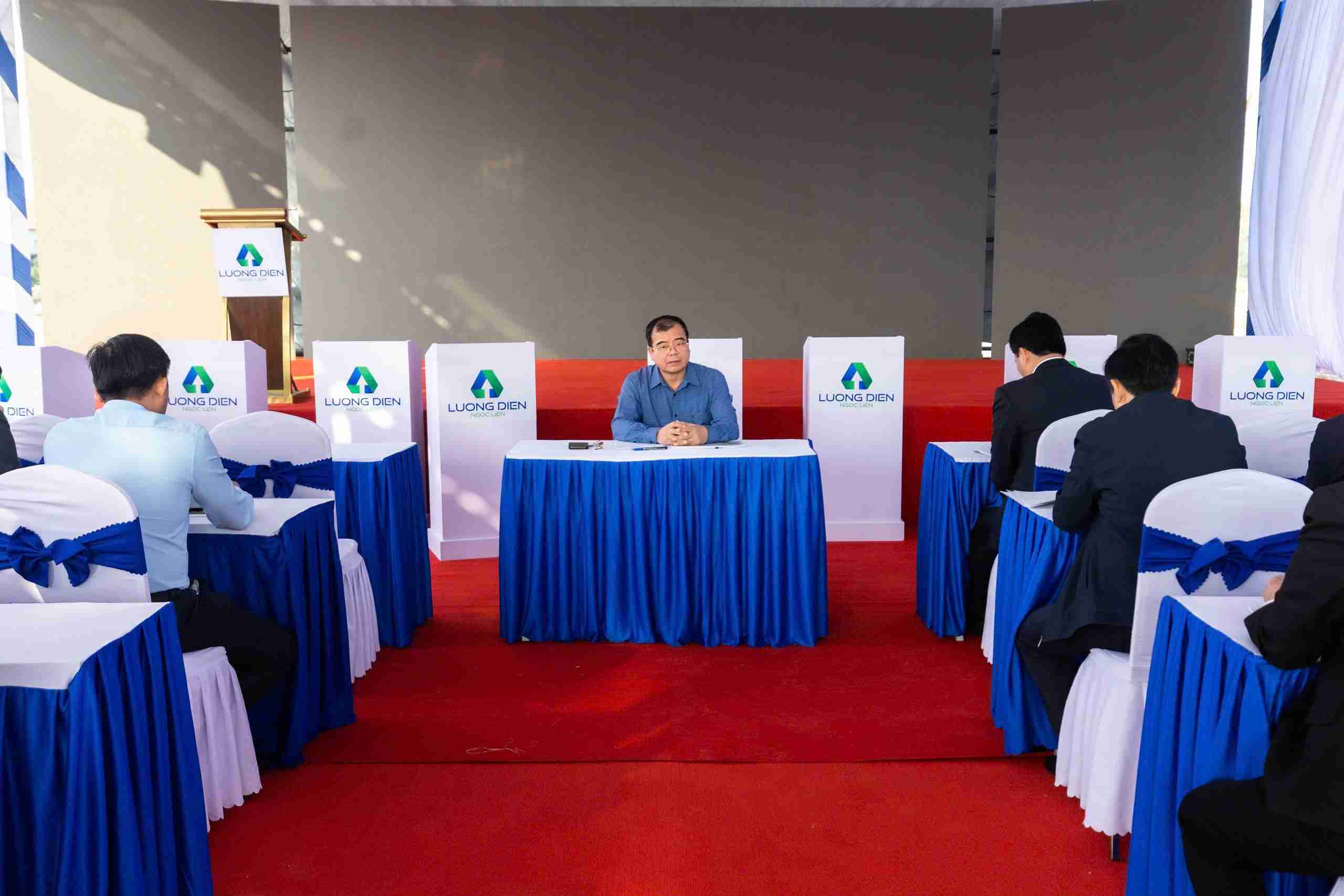 Doan kiem tra lam viec tai khu vuc khoi cong Khu cong nghiep Luong Dien – Ngoc Lien. Anh: Cong TTDT xa Cam Giang