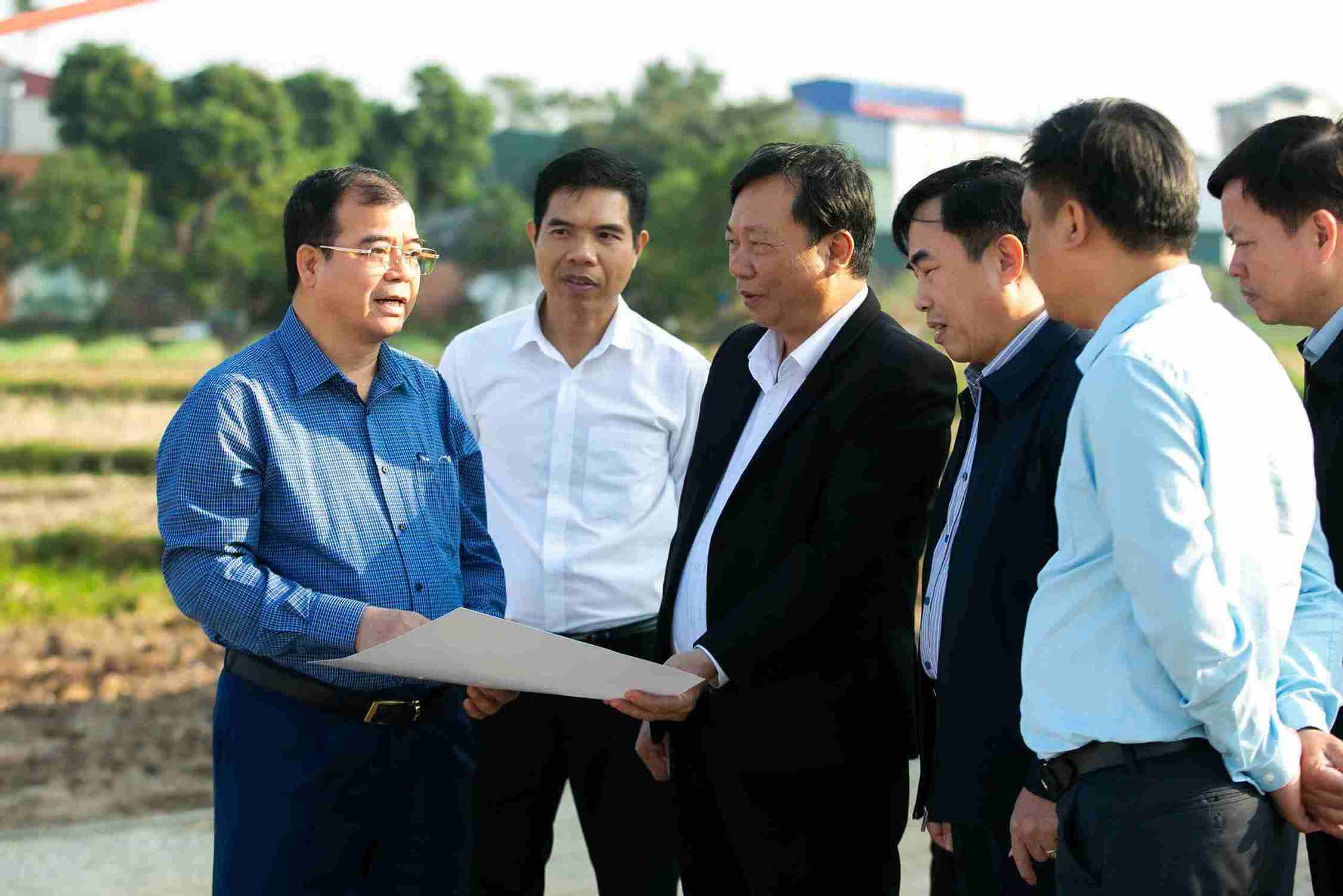 Vice Chairman of Hai Phong City People's Committee Nguyen Minh Hung inspected the preparation work. Photo: Cam Giang Commune Portal