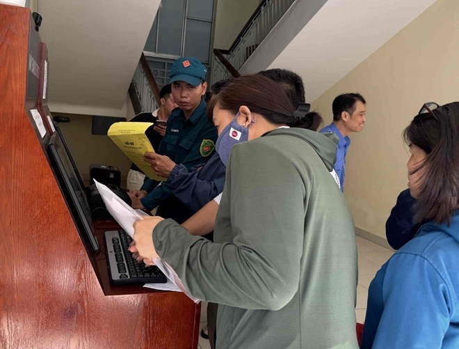 Many online administrative procedures in Khanh Hoa have a fee of 0 VND. Photo: Huu Long