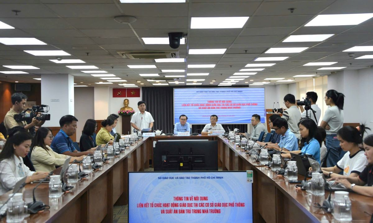 The Department of Education and Training (DET) of Ho Chi Minh City held a press conference to inform about the content of linking educational activities at educational institutions. Photo: Chan Phuc