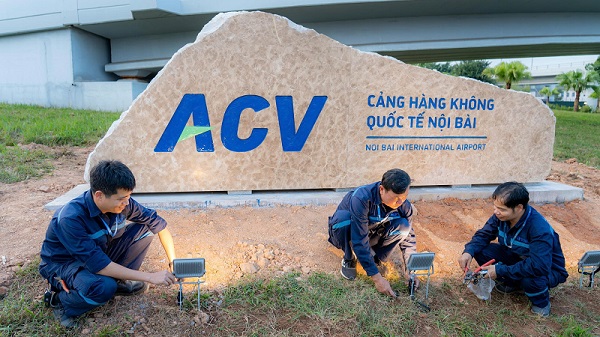 Engineers are renovating the remaining work of the expansion project at Noi Bai airport. Photo: Noi Bai