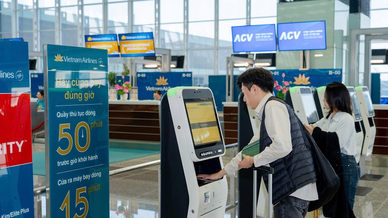 Khach lam thu tuc check-in tu dong tai san bay Noi Bai. Anh: Noi Bai