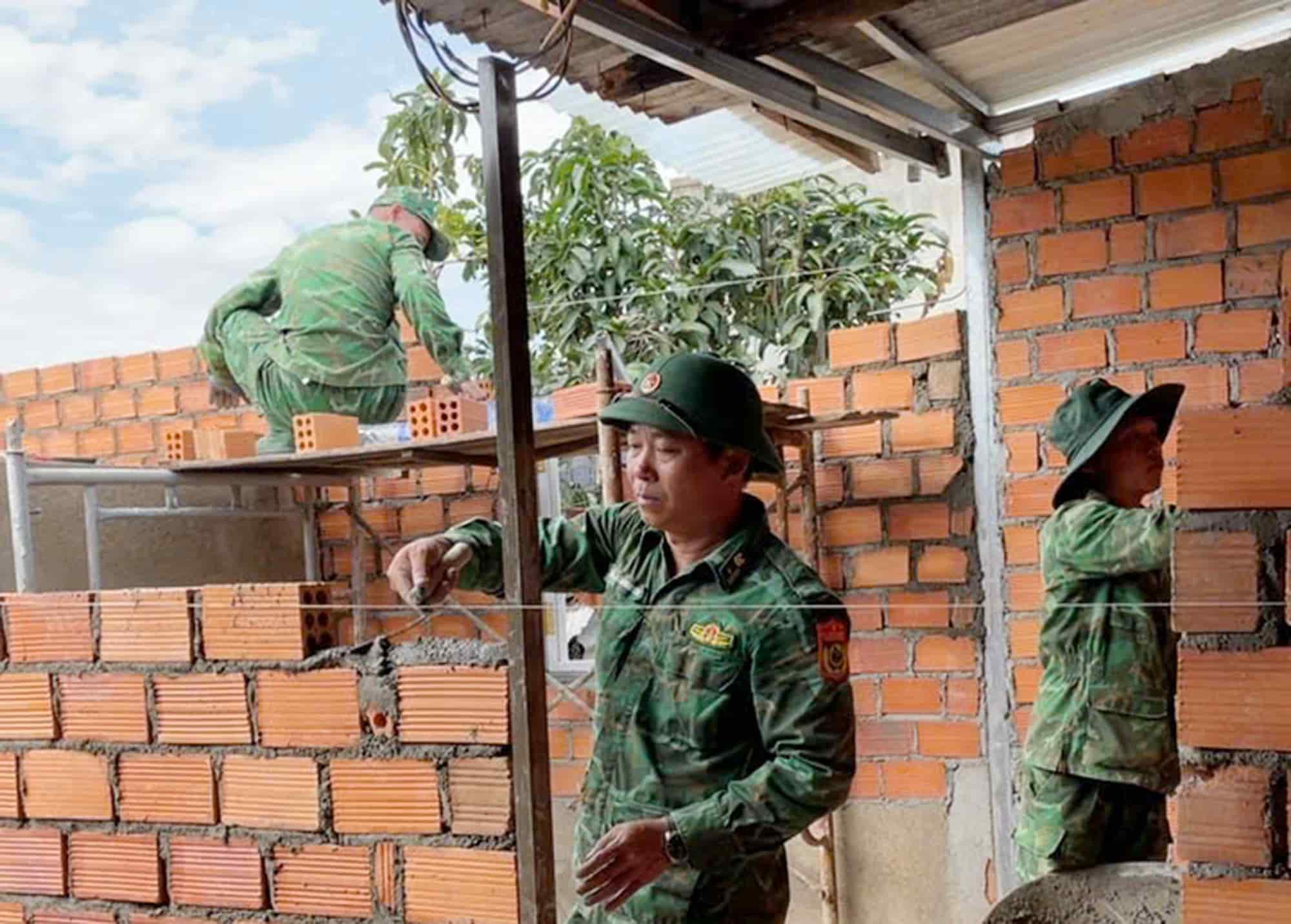 Officers and soldiers constructing houses for people in Lam Dong. Photo: Phan Tuan