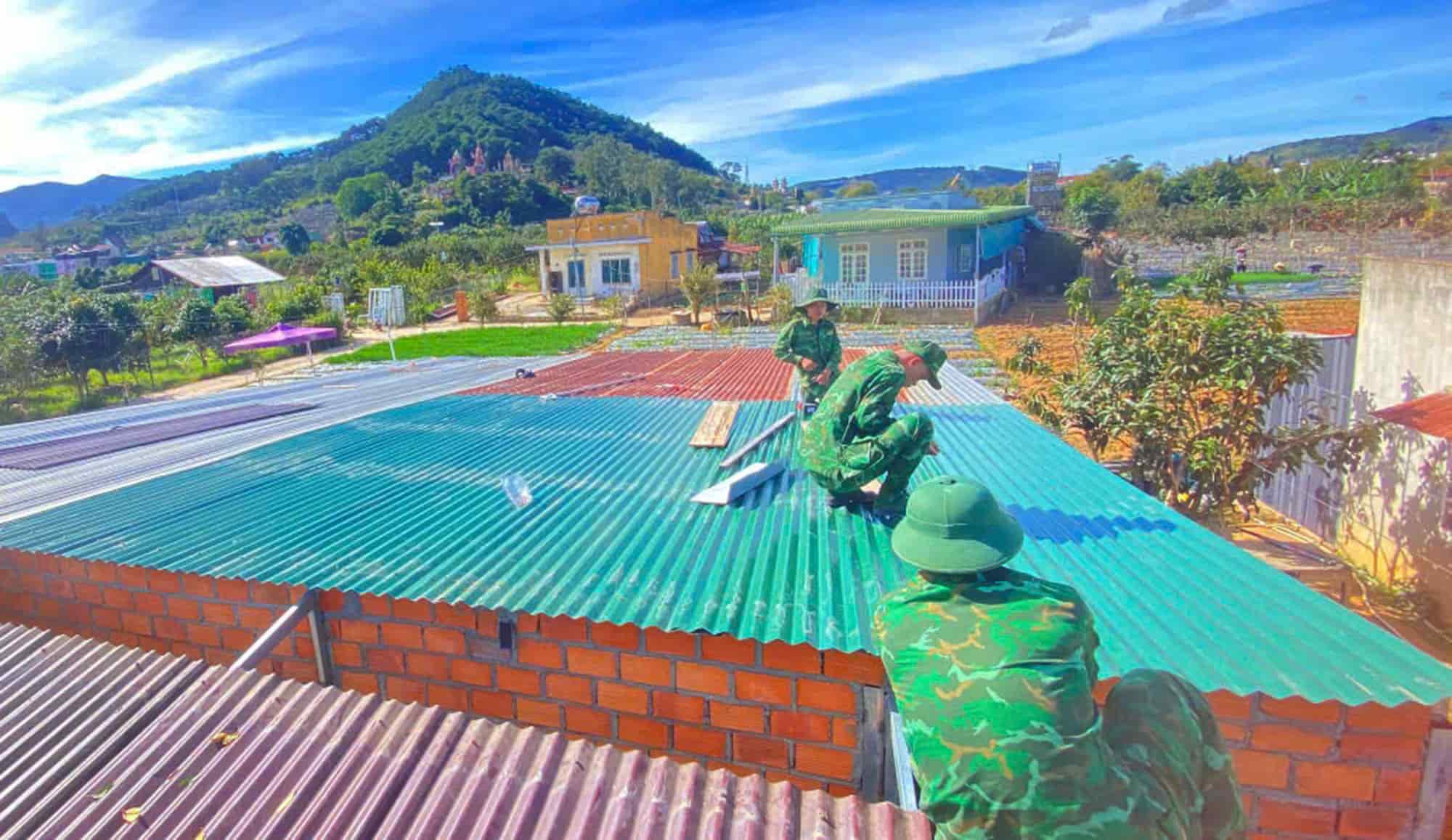 Mau xanh ao linh Biên phong hiên diên trên từng công trinh, từng mai nha. Anh: Phan Tuan