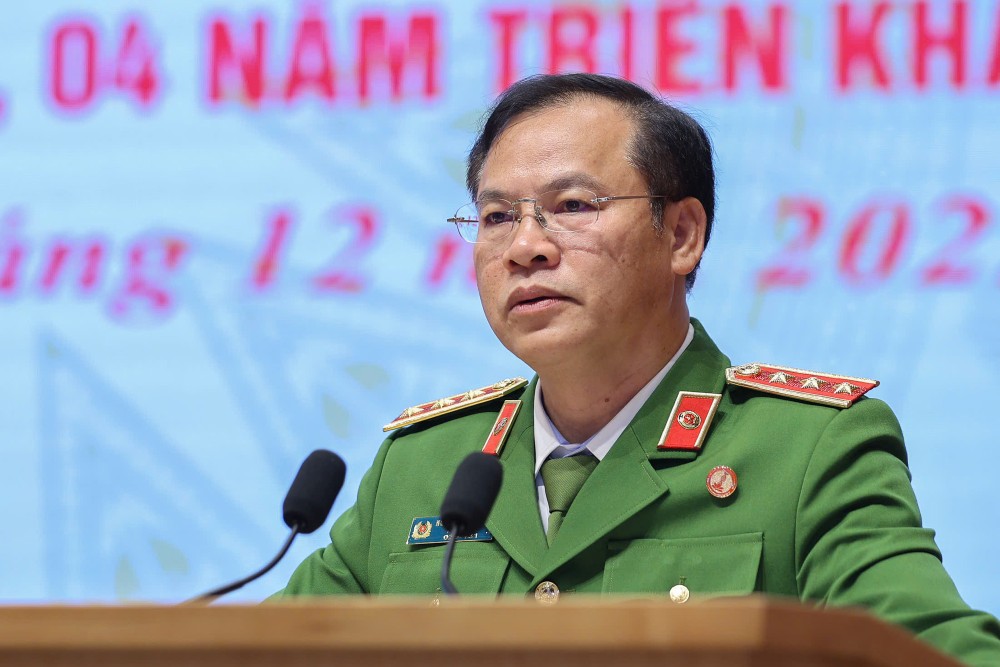 Thu truong Bo Cong an Nguyen Van Long thong tin viec chuyen tu “nguoi dan chay theo thu tuc” sang “du lieu chay thay cho nguoi dan“. Anh: Nhat Bac