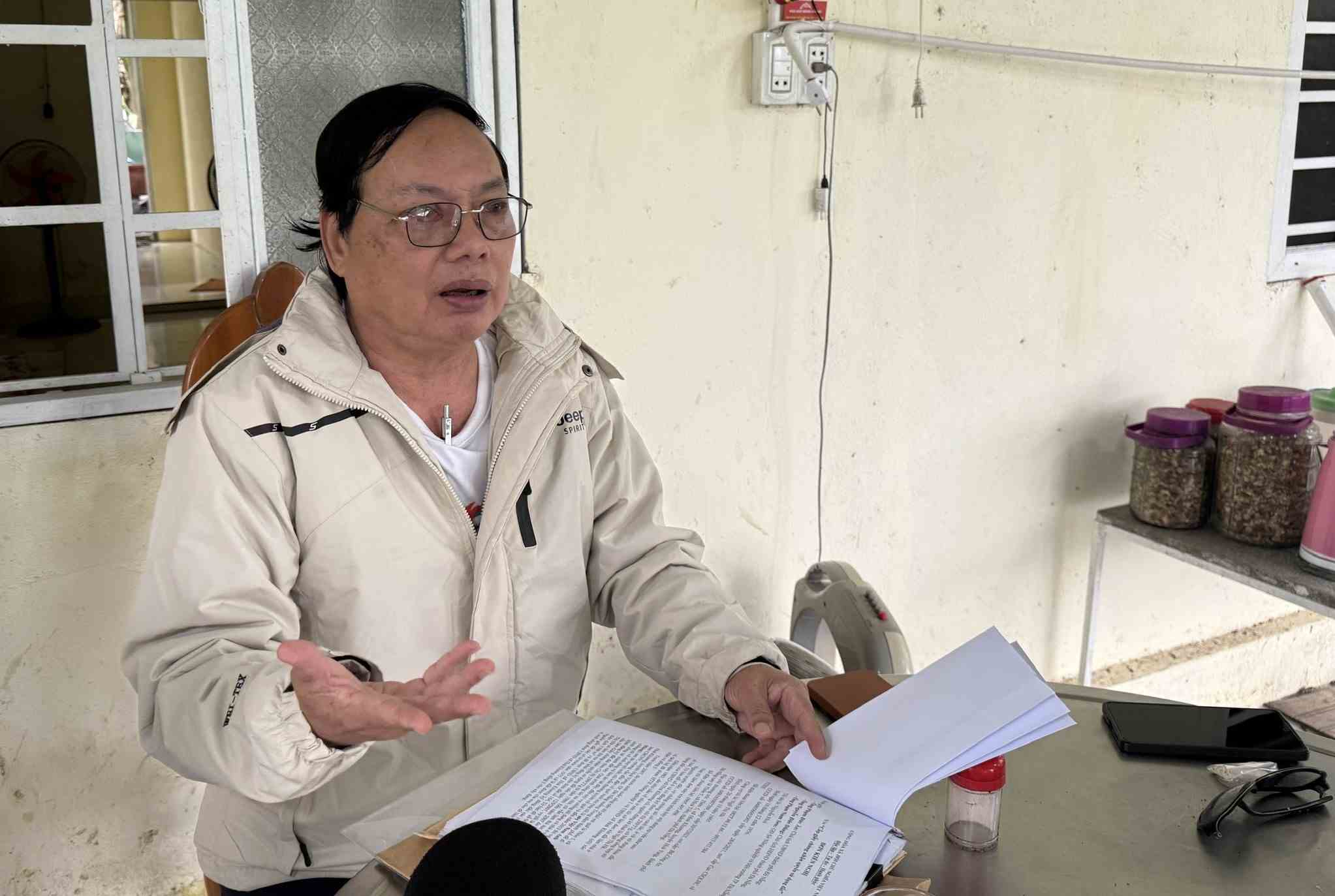 Ông Nguyễn Hòa, Đà Nẵng với hồ sơ giấy tờ xin cấp giấy chứng nhận quyền sử dụng đất. Ảnh: Hà Phan