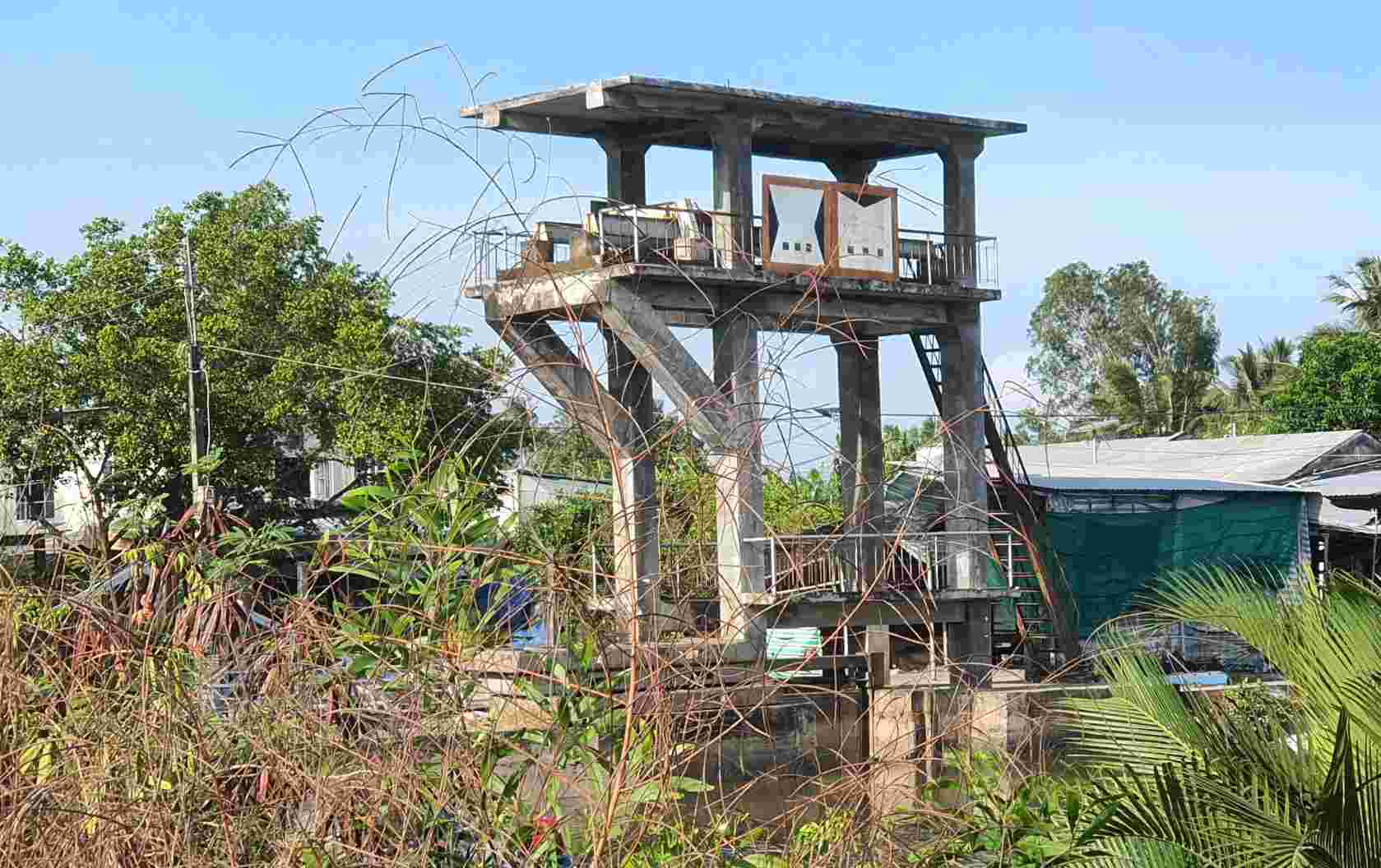 The salinity barrier along National Highway 1A, Bac Lieu - Ca Mau section, has degraded and needs new investment. Photo: Nhat Ho