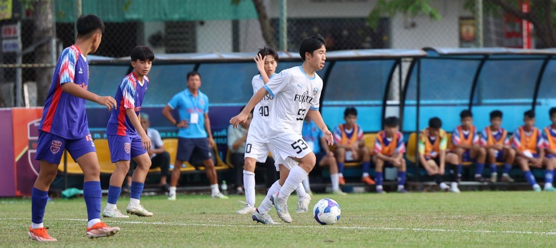 Players competed on the opening day. Photo: Mai Anh.