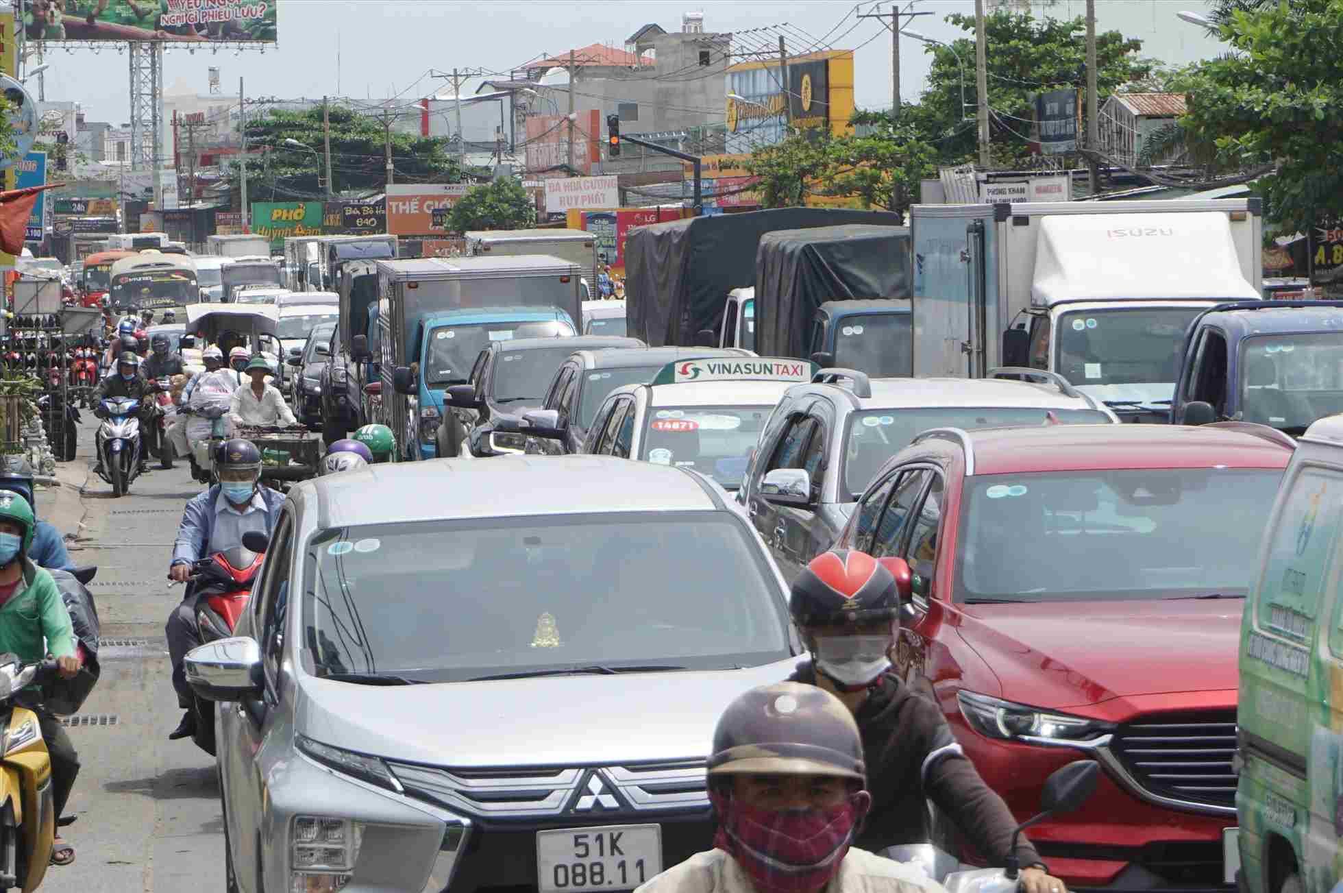 Ket xe tren Quoc lo 13 vao trung tam TPHCM. Anh: Minh Quan