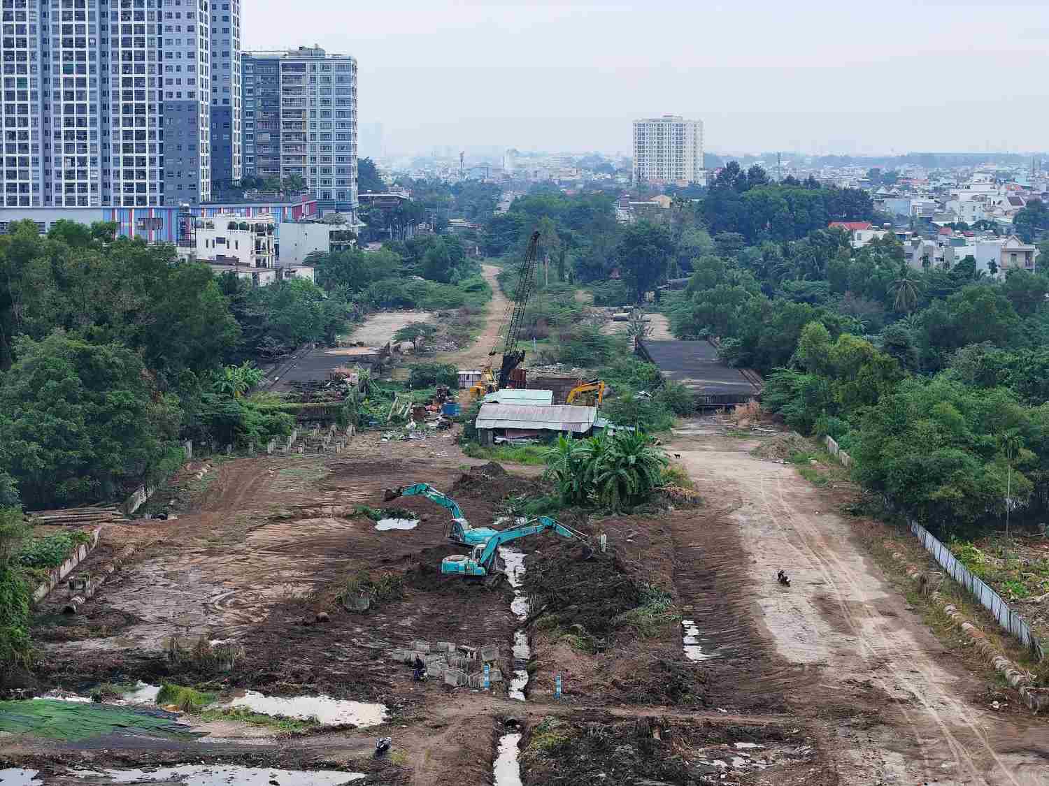 May muc thi cong don mat bang Vanh dai 2 TPHCM. Anh: Minh Quan