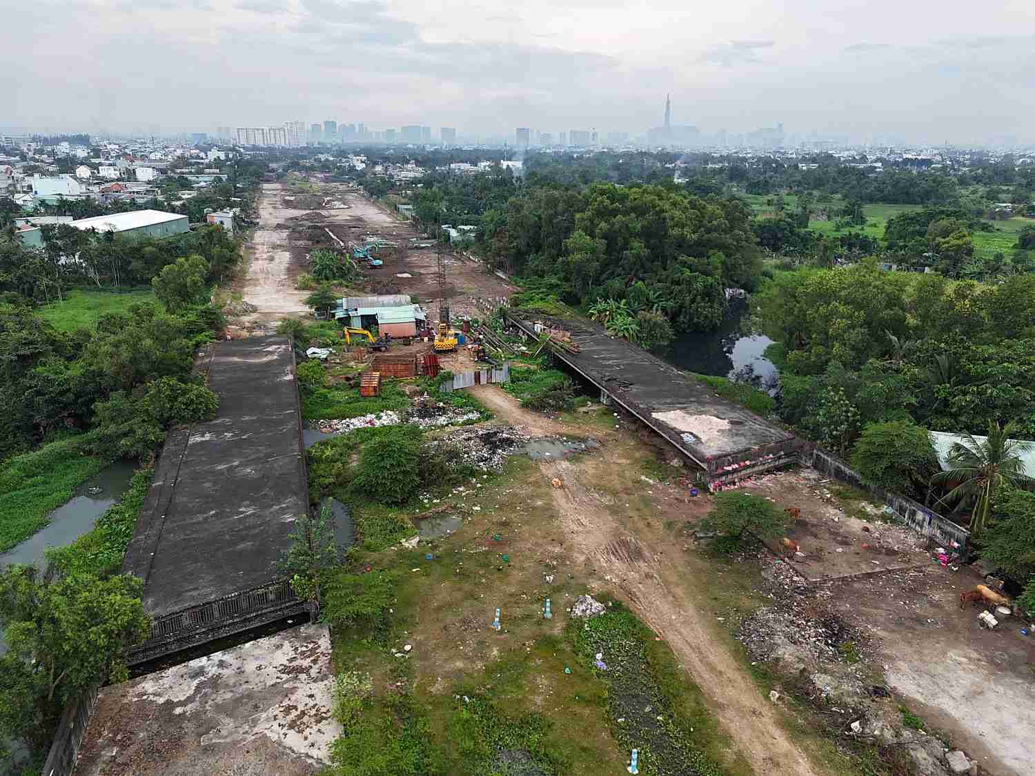 Cau can doan 3 Vanh dai 2 bo hoang nhieu nam, co dai moc um tum. Anh: Minh Quan