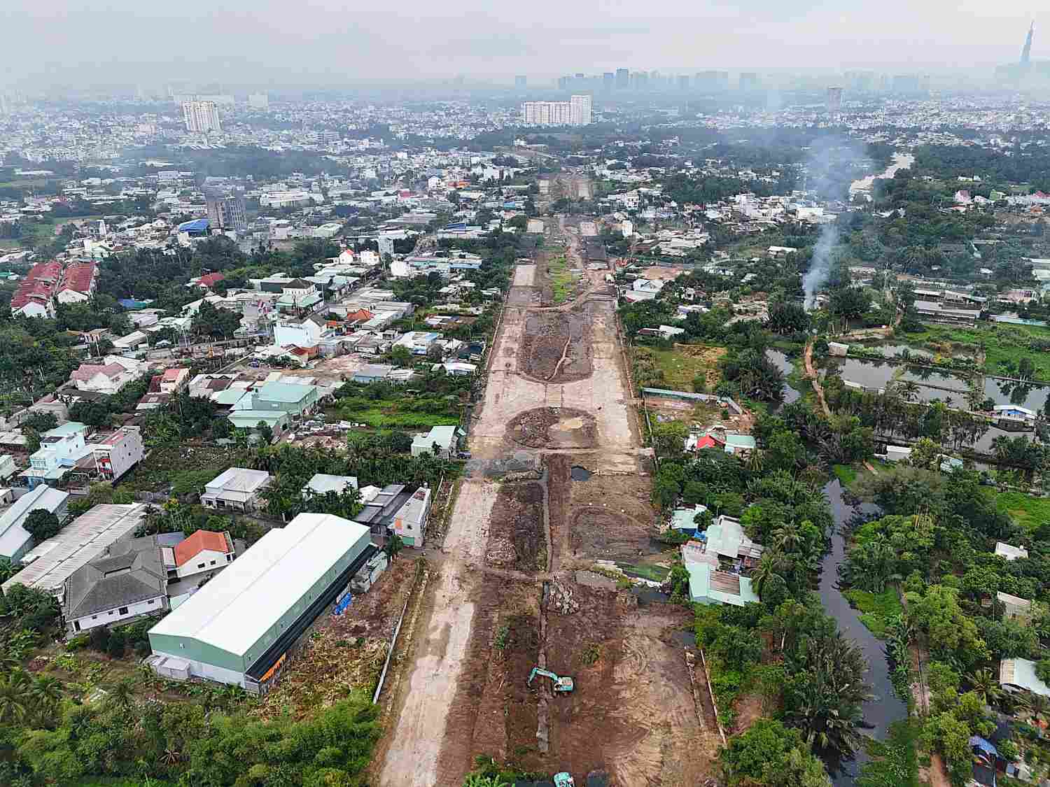 El terreno del tramo 3 de la carretera de circunvalacion 2 Ciudad Ho Chi Minh esta limpio y listo para reiniciar. Foto: Minh Quan