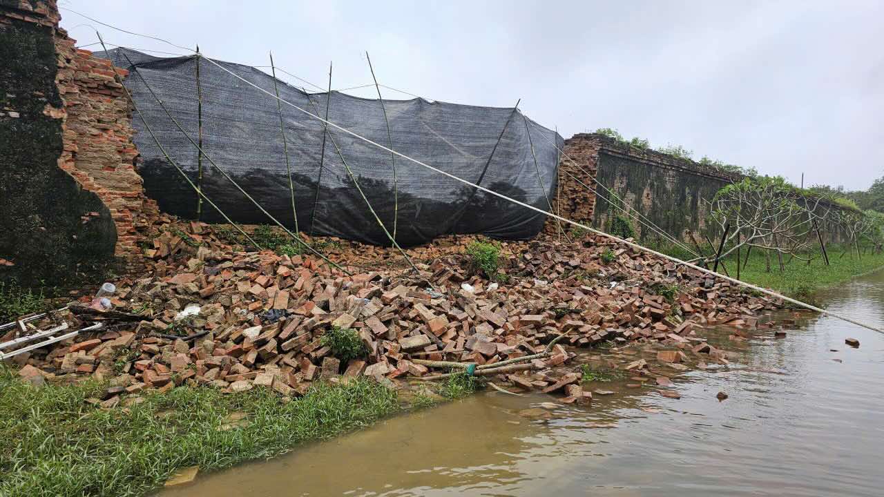 During the historic flood, the Imperial Citadel of Hue collapsed in a section of more than 14m. Photo: Phuc Dat