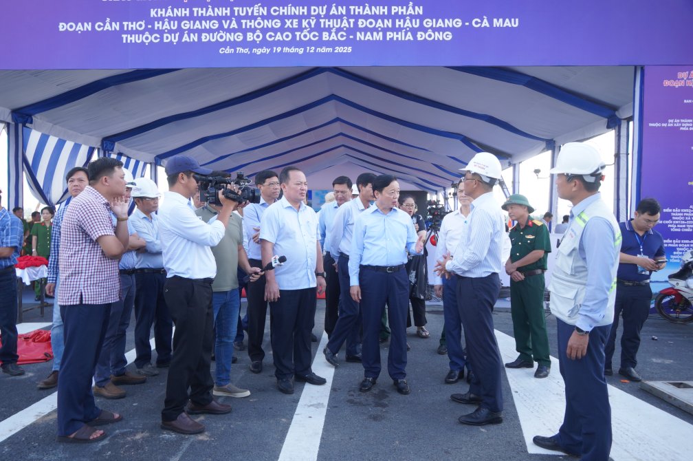 Pho Thu tuong Tran Hong Ha kiem tra noi to chuc le thong xe cao toc Can Tho - Ca Mau. Anh: Ta Quang