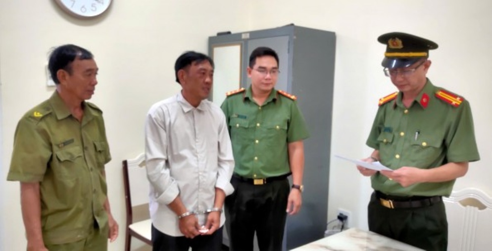 Cơ quan An ninh điều tra tống đạt Quyết định khởi tố bị can đối với Lý Tấn Thến. Ảnh: Công an Cà Mau