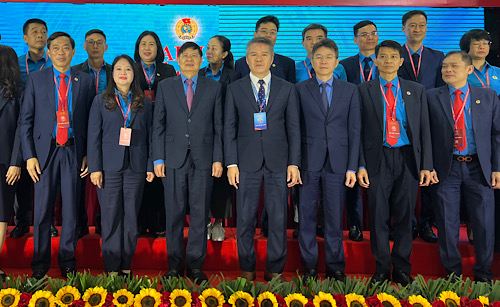 Lanh dao Tong LDLDVN, Tong Cong ty Hang hai Viet Nam cung cac dai bieu. Anh: Kieu Vu