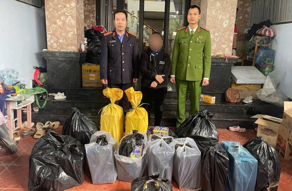 Đối tượng (giữa ảnh) bị bắt giữ cùng số tang vật pháo lậu. Ảnh: Viện kiểm sát nhân dân khu vực 5