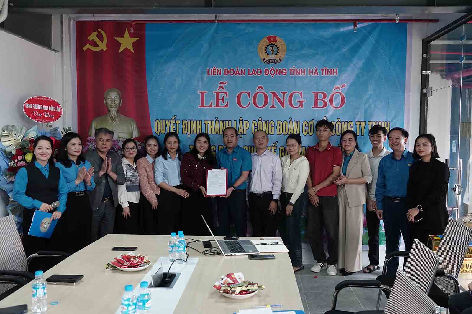 The Chairman of the Ha Tinh Provincial Federation of Labor presented the decision to establish the grassroots trade union of GaiWach Ha Tinh International apparel Company Limited. Photo: Tran Tuan.