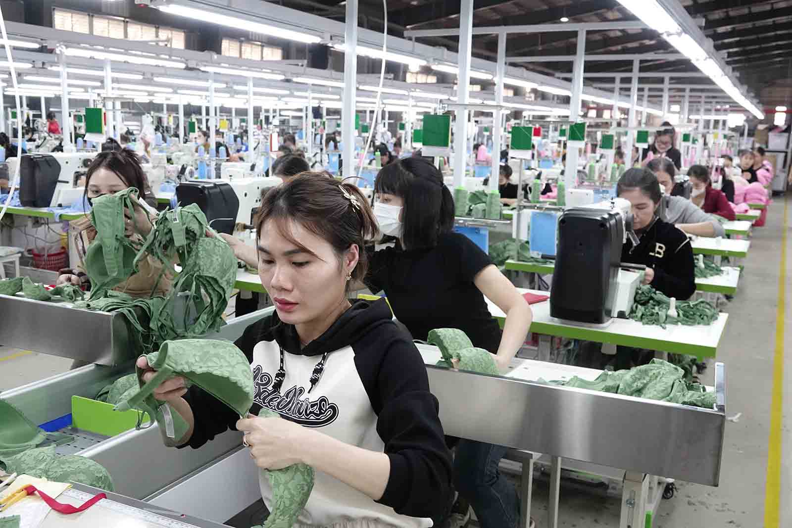 Cong nhan Cong doan co so Cong ty TNHH Trang phuc quoc te GaiWach Ha Tinh trong gio lam viec. Anh: Tran Tuan.