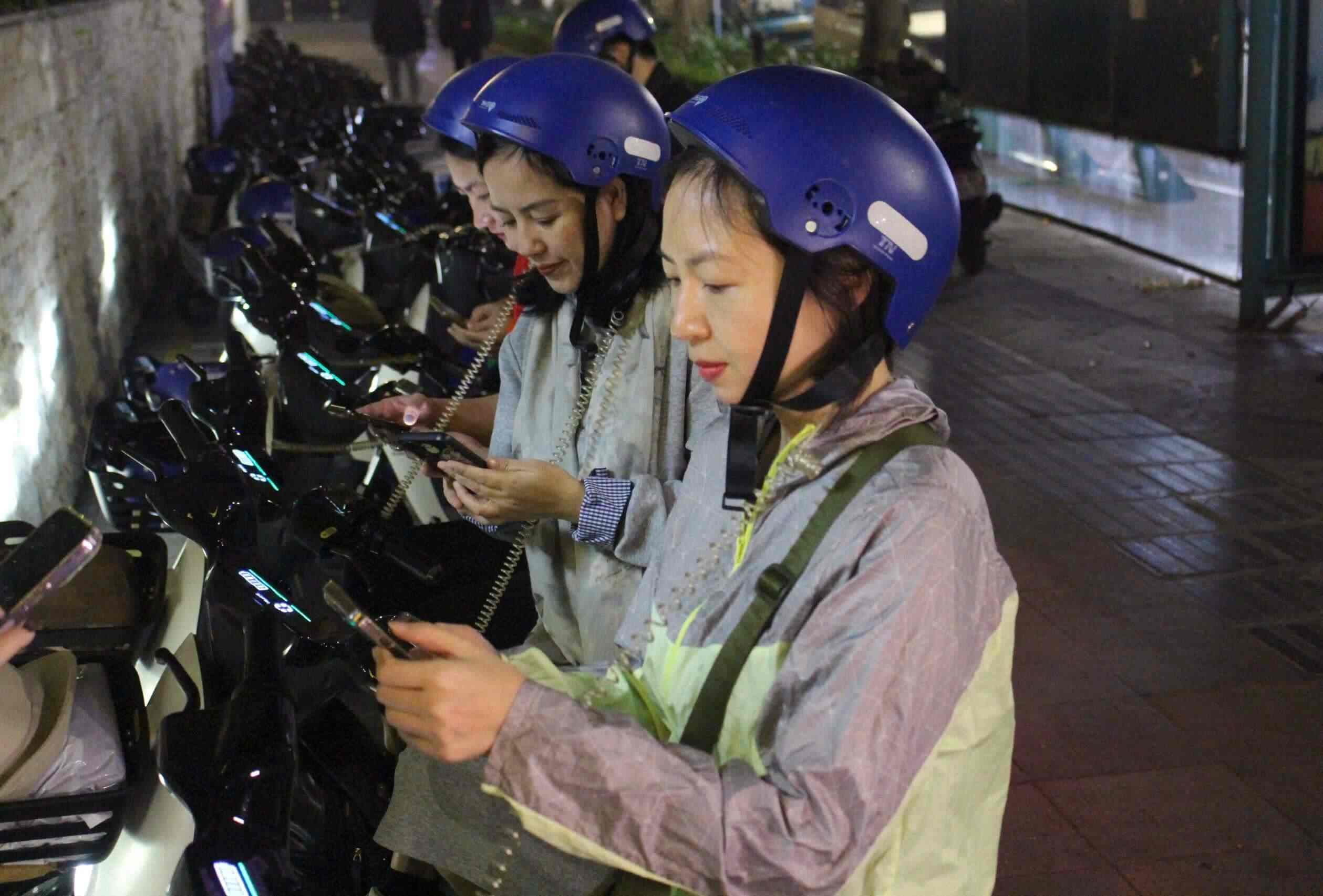 Tour xe dap duoc thiet ke voinhai huong di chuyen, mang toi hai trai nghiem van hoa - lich su khac nhau. Anh: Le Tuyen