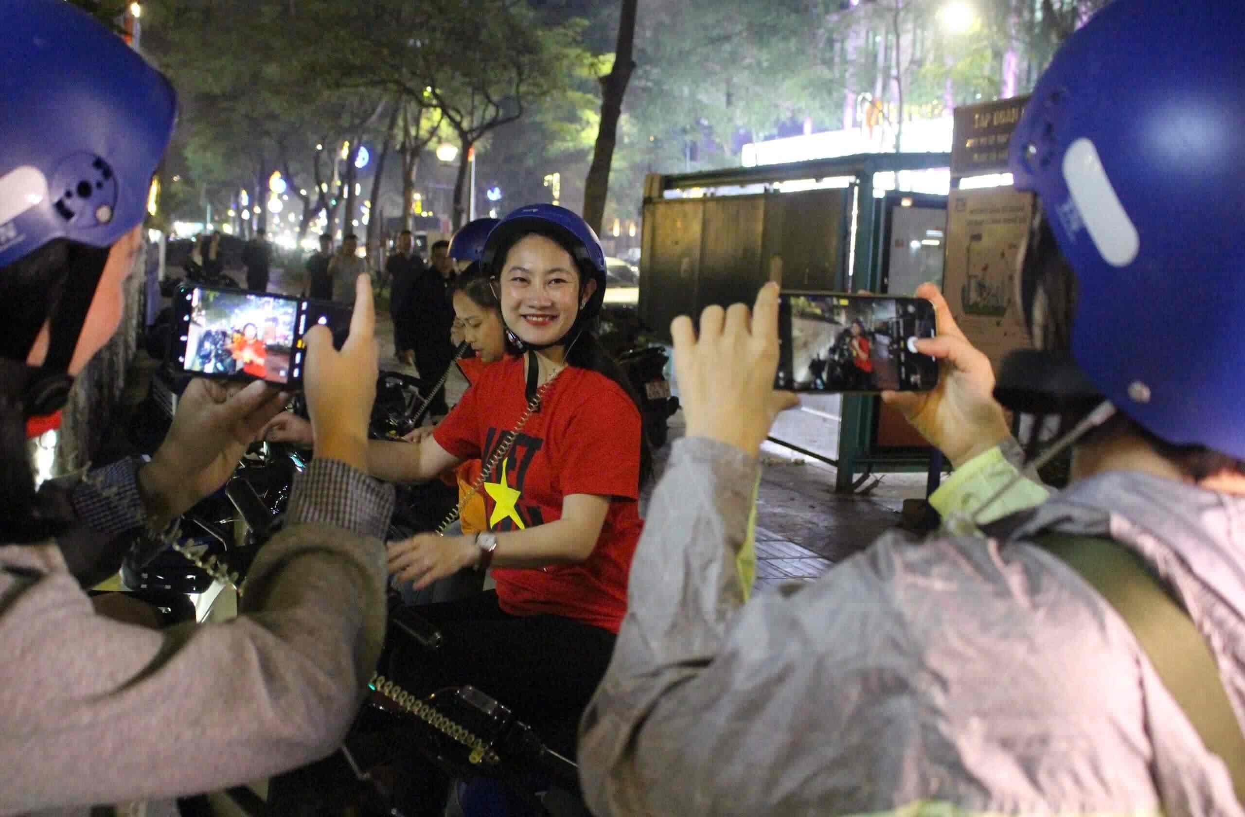 Tour xe dap dem “Ha Noi dep sound” co su dung he thong thuyet minh tu dong. Anh: Le Tuyen