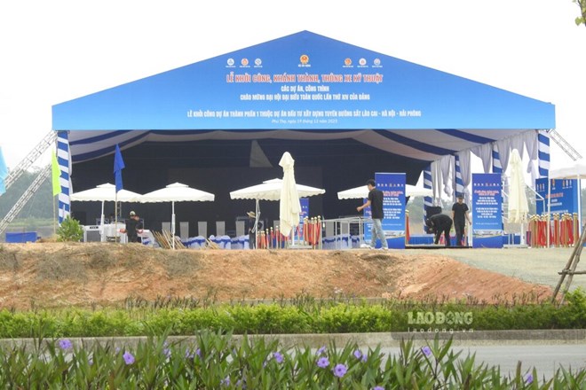 Le khoi cong se duoc to chuc tai 5 diem cau, trong do diem cau trung tam dat tai ga Lao Cai (tinh Lao Cai); 4 diem cau con lai tai cac ga Phu Tho (tinh Phu Tho), Bac Hong (TP Ha Noi), Luong Tai (tinh Hung Yen) va Hai Duong Nam (TP Hai Phong).