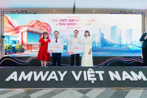 Amway da trao tang 200 trieu dong cho Tinh Doan Dong Nai va Uy ban Nhan dan phuong Tam Hiep de thuc hien cac hoat dong an sinh xa hoi tren dia ban tinh. Anh: Amway