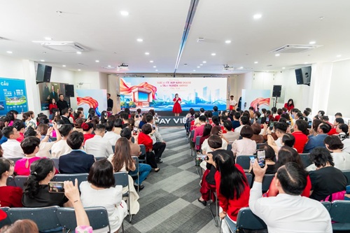 Ba On Minh Hang- Pho Tong Giam doc Amway Viet Nam phat bieu tai buoi Le. Anh: Amway