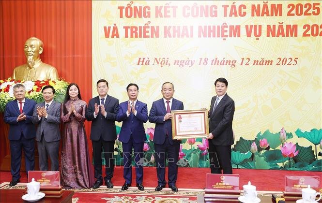 Chu tich nuoc Luong Cuong da trao Huan chuong Lao dong hang Ba tang Van phong Chu tich nuoc. Anh: TTXVN