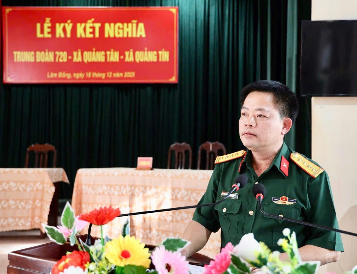 Dai ta Lai Van Tuan - Uy vien Ban Thuong vu Dang uy, Chu nhiem Chinh tri Binh doan 16 phat bieu tai buoi le. Anh: Mai Ngoc