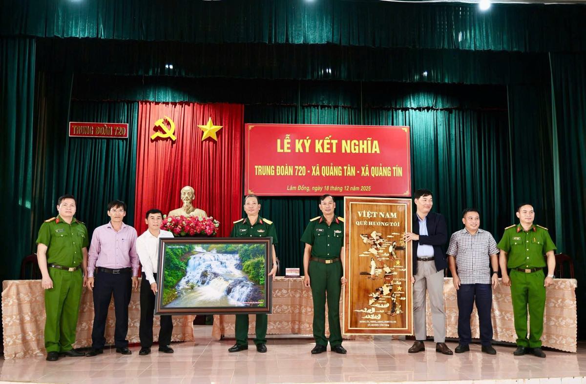 Dai dien Dang uy, HDND, UBND, Uy ban MTTQ Viet Nam hai xa Quang Tan, Quang Tin trao tang buc tranh luu niem cho can bo, chien si, nguoi lao dong Trung doan 720. Anh: Mai Ngoc
