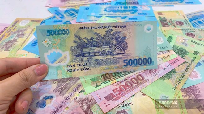 Banks launch additional interest rate policies, pushing the highest savings interest rate to 7.5%-83%/year. Photo: Tra My