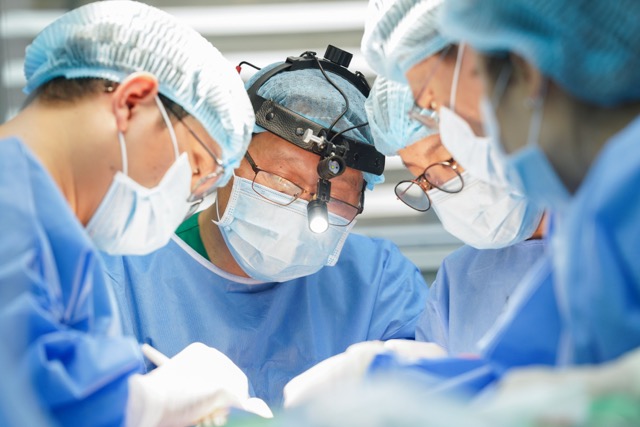 Doctors are operating on the patient. Photo: BVCC