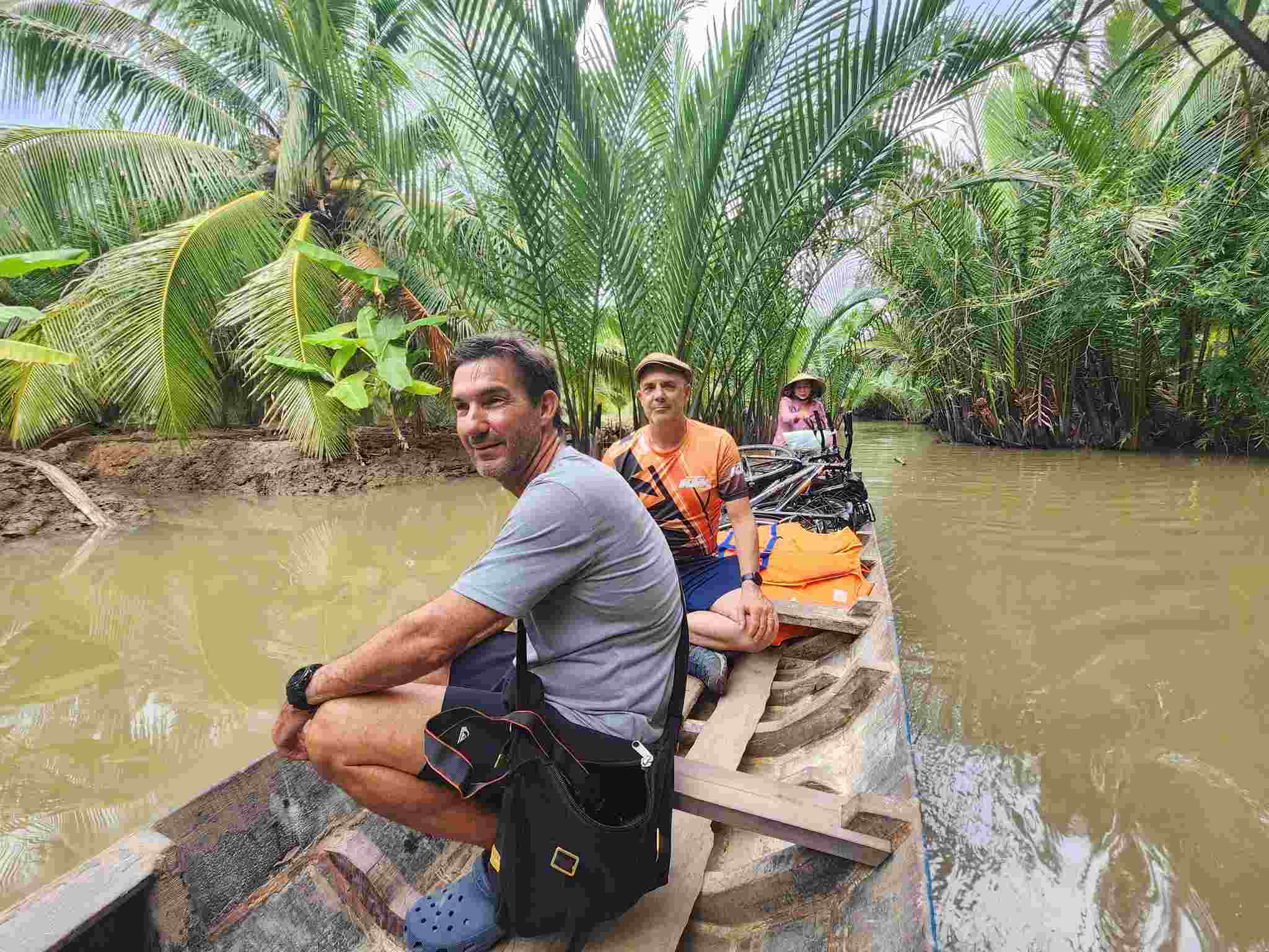 Khach Tay di ghe len loi trong cac kenh rach kham pha doi song mien song nuoc o Giong Trom. Anh: NVCC