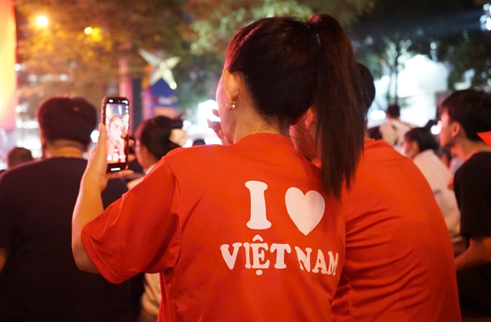 Co dong vien trang bi co, bang ron ruc ro, hao hung ho vang khau hieu tiep lua cho thay tro HLV doi tuyen U22 Viet Nam. Ảnh: Thai Bao