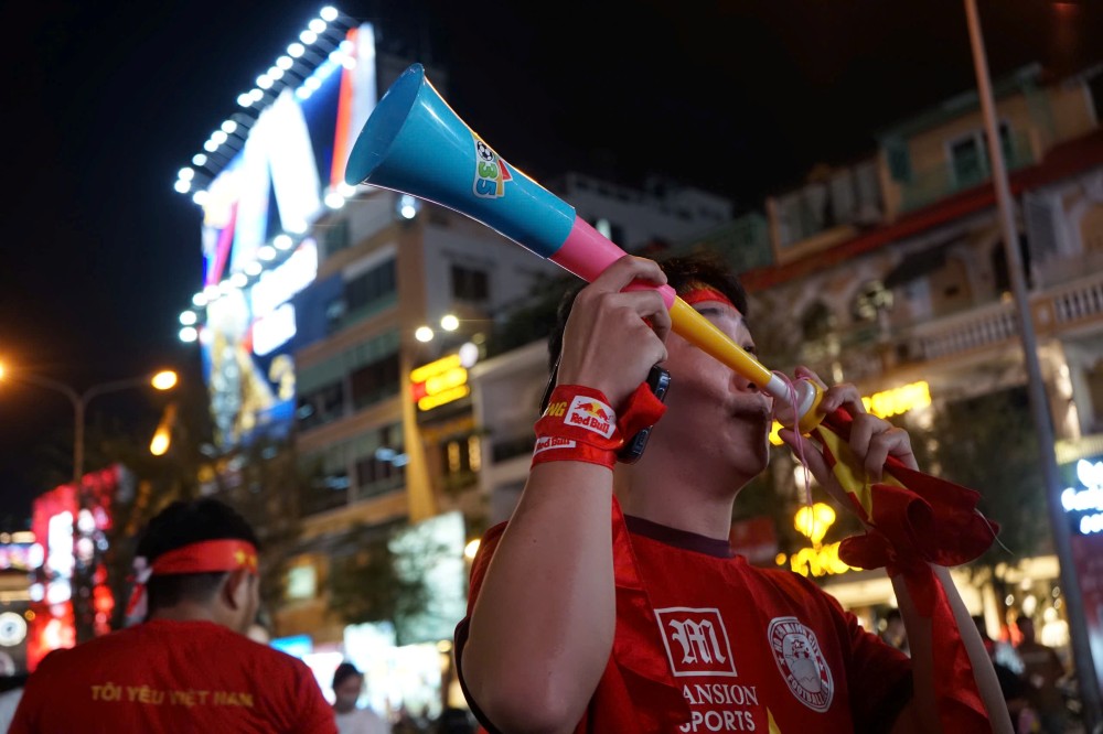 Co dong vien trang bi co, bang ron ruc ro, hao hung ho vang khau hieu tiep lua cho thay tro HLV doi tuyen U22 Viet Nam.