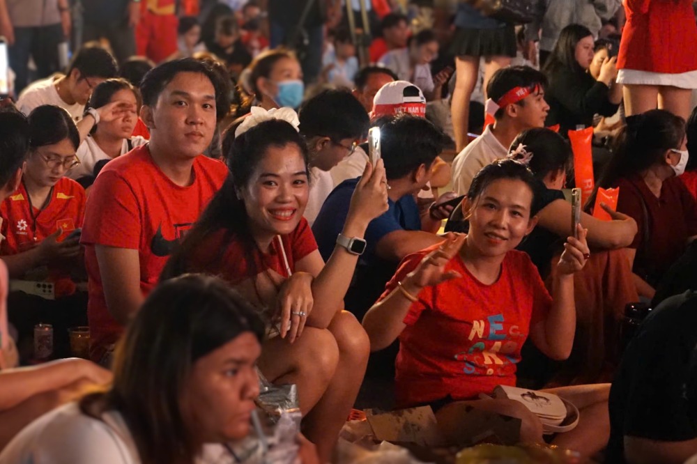 “Bien nguoi” nhuom do duong Le Loi (Quan 1) ngay tu chieu toi 18.12 de cho don tran chung ket SEA Games 33.