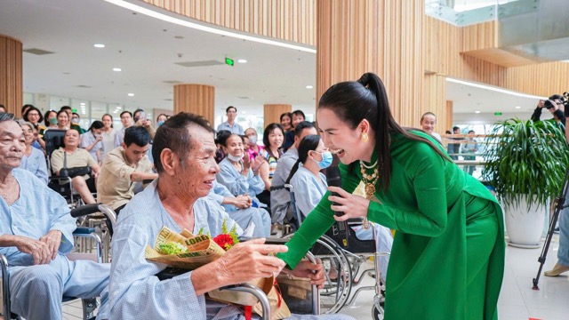 Hundreds of patients attended the music program " Glory of the Vietnam People's Army". Photo: Nguyen Ly