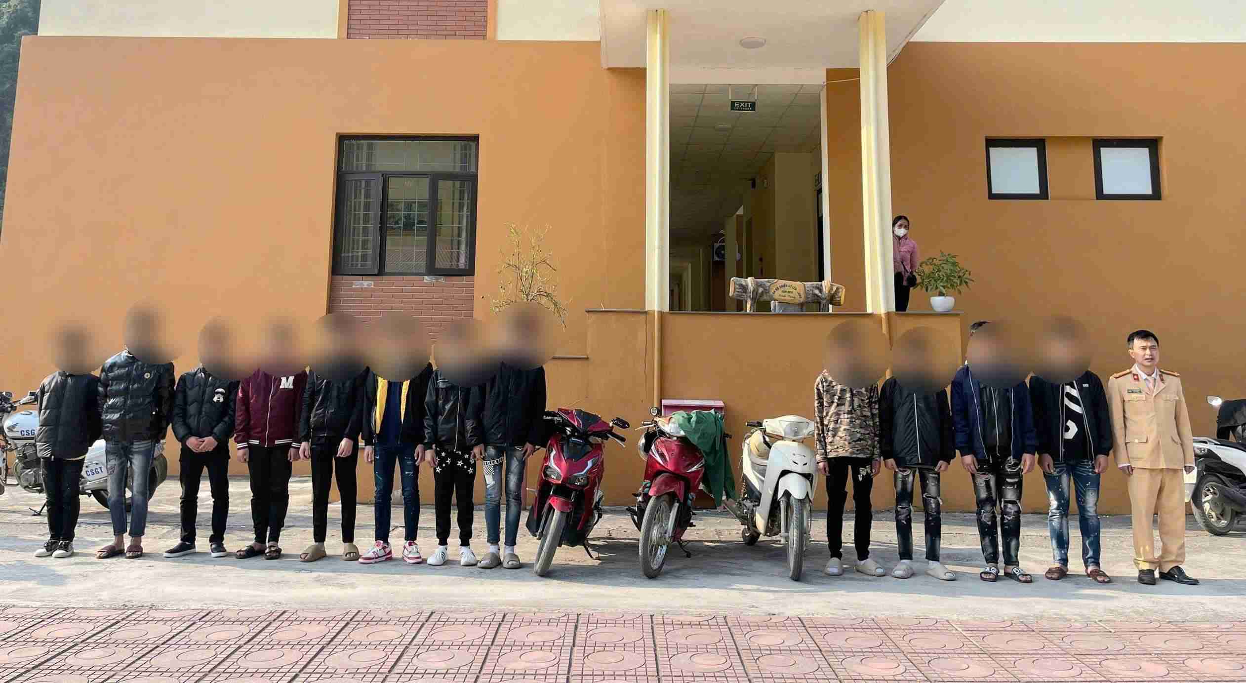 Các thiếu niên bị xử lý vì vi phạm an toàn giao thông. Ảnh: Công an Cao Bằng