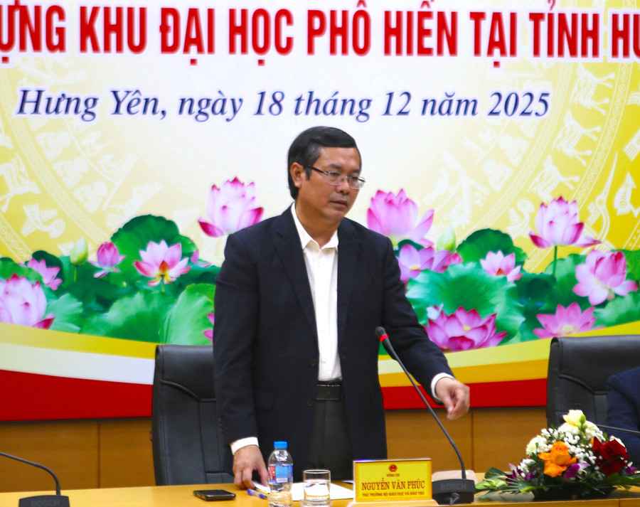 Thu truong Bo GD&DT Nguyen Van Phuc phat bieu.