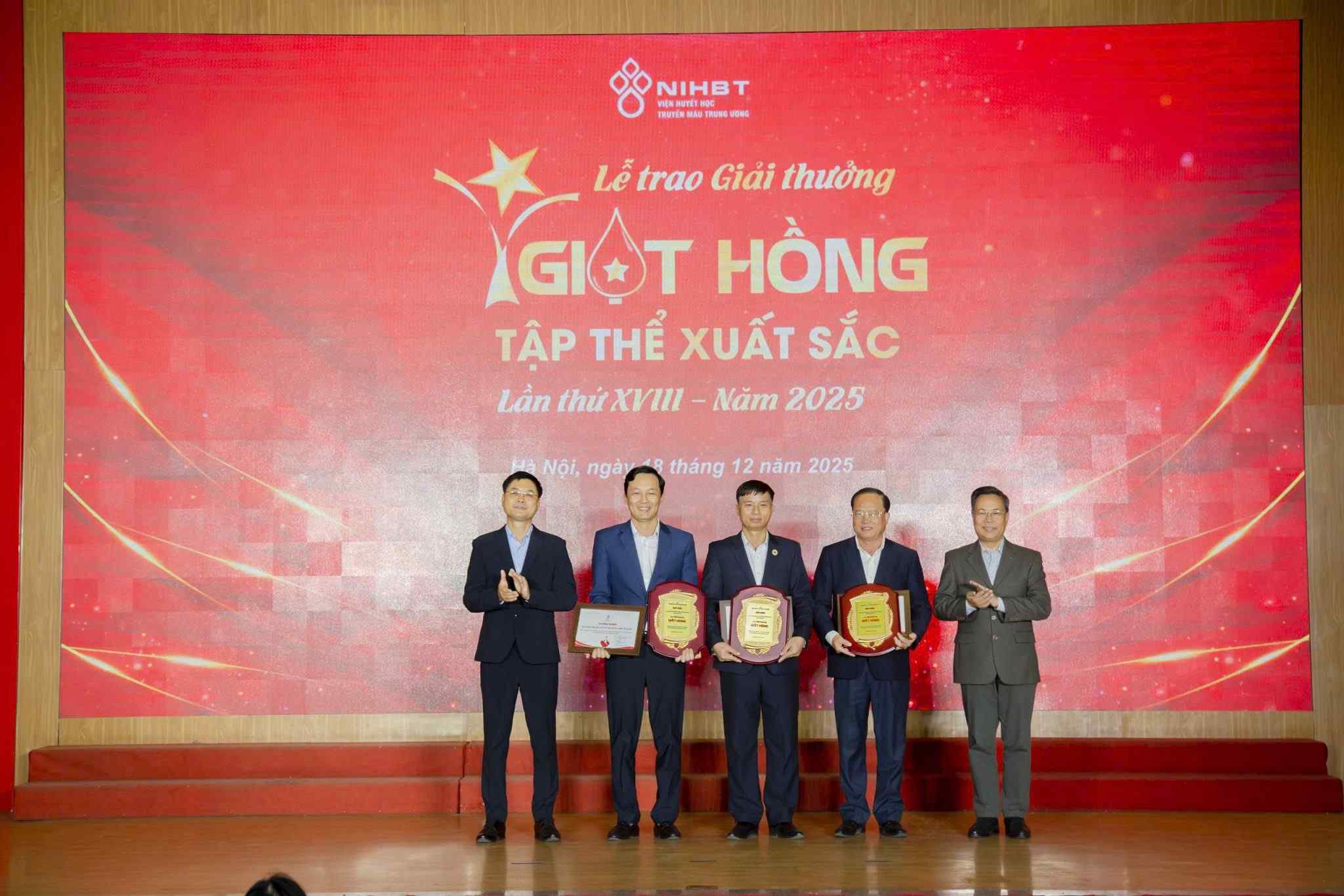 Ong Vu Anh Tuan, Pho Chu tich Cong doan Y te Viet Nam va PGS.TS. Nguyen Ha Thanh, Vien truong Vien Huyet hoc – Truyen mau TW trao giai thuong Giot hong cho khoi Ban Chi dao Van dong hien mau tinh nguyen cap tinh, thanh pho.