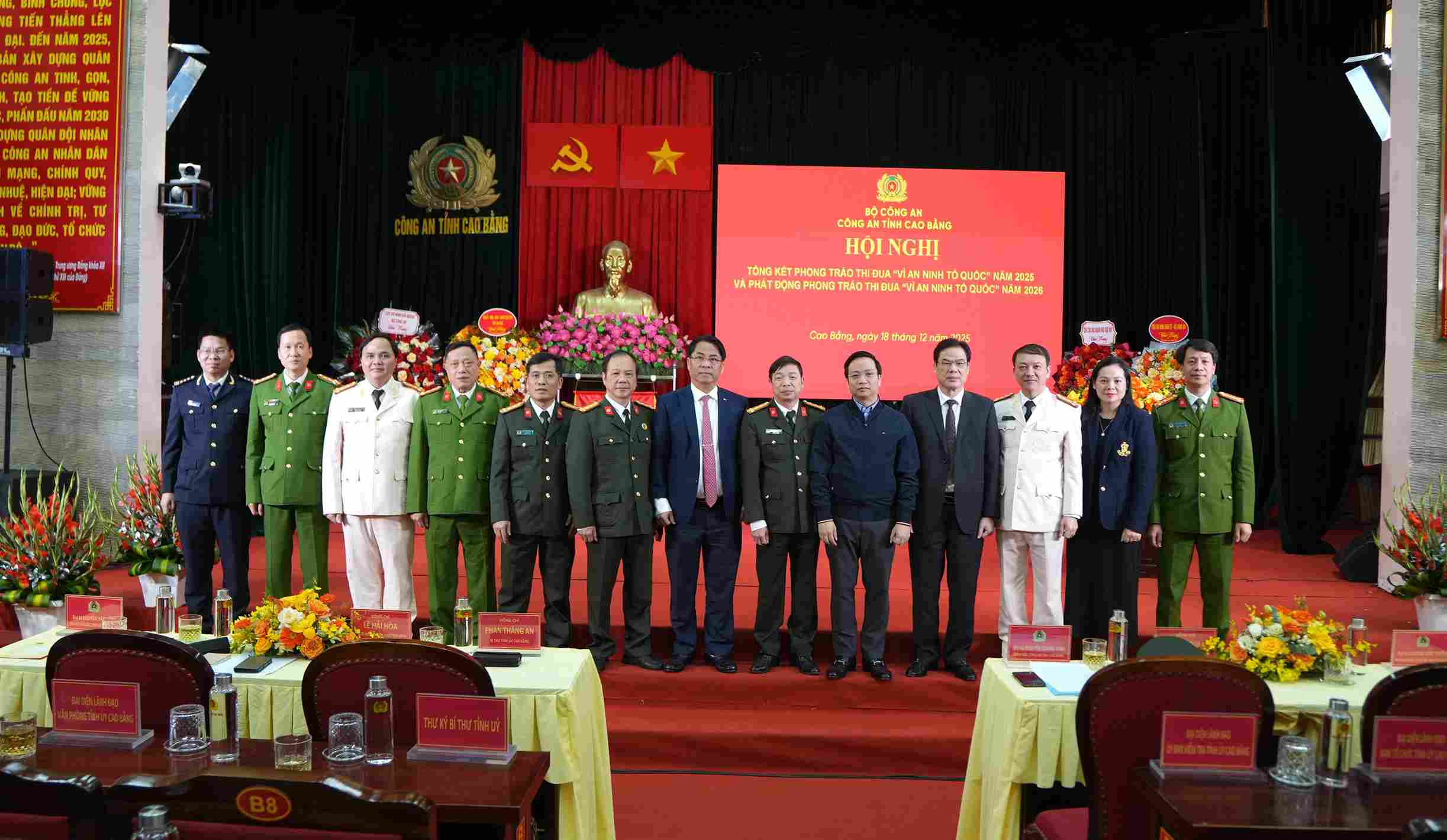 Cac dai bieu du Hoi nghi chup anh luu niem. Anh: Cong an Cao Bang